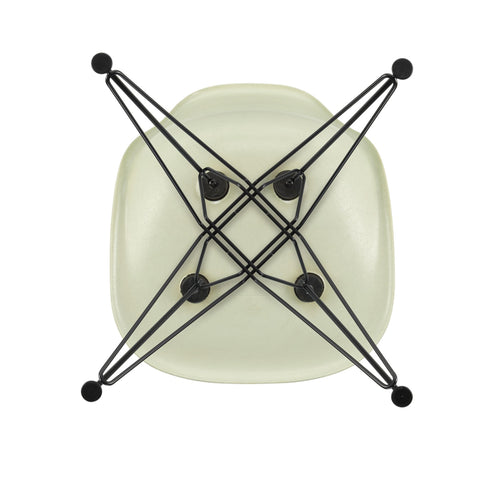 Cadeira Eames DSR em Fibra de Vidro / Base Preta